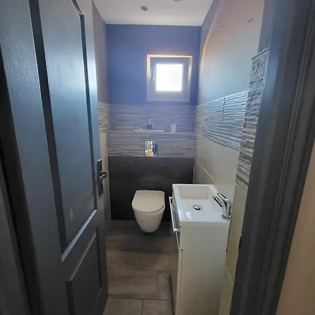 8-person - Chill & 5 Min Away