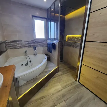8-person - Chill & 5 Min Away Appartement
