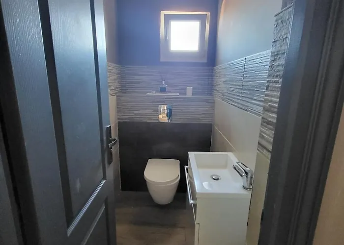 8-person - Chill & 5 Min Away