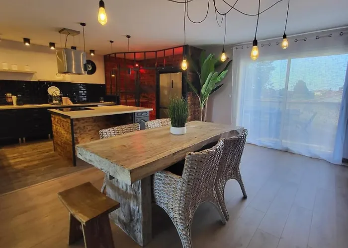 8-person - Chill & 5 Min Away *